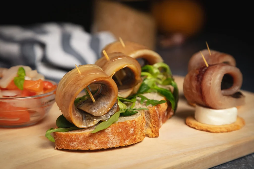 Anfele con tapas de arenque maridado y ahumados gourmet