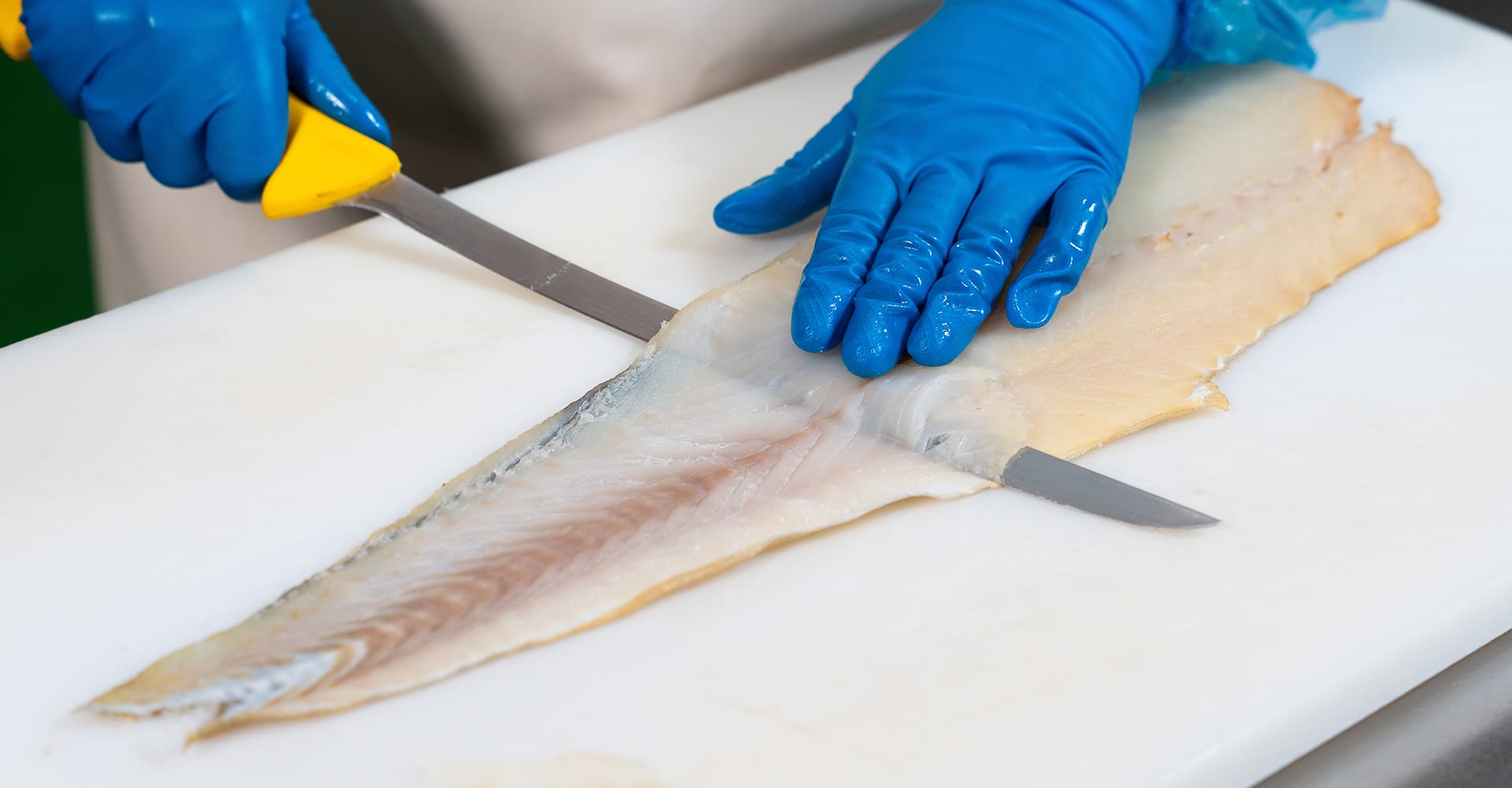 Preparación de pescado de distribuidor de ahumados gourmet Anfele